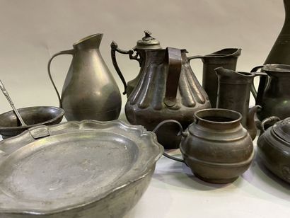 Lot de pièces en étain comprenant : vases,...