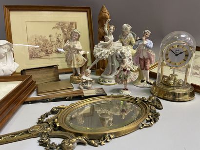 Lot de bibelots, gravures, miroir en bronze,...