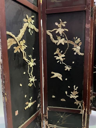 Small screen with four leaves decorated with...
