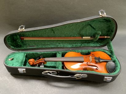 Study violin.
L: 56 cm. 

A child's violin...