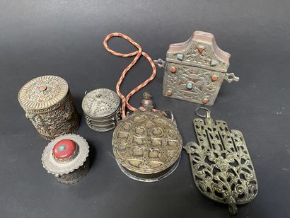Lot of boxes, gourd, hand of Fatma in pewter...