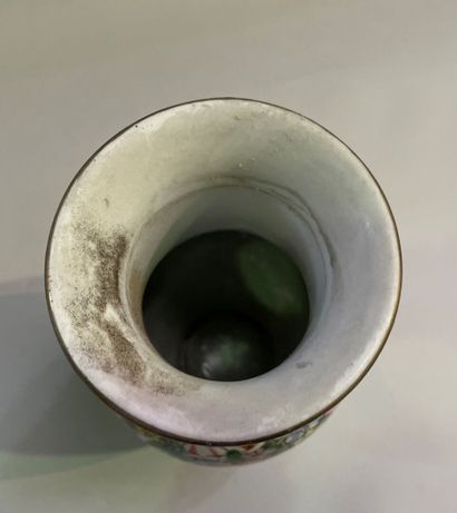 Porcelain vase with a thousand flowers decoration....