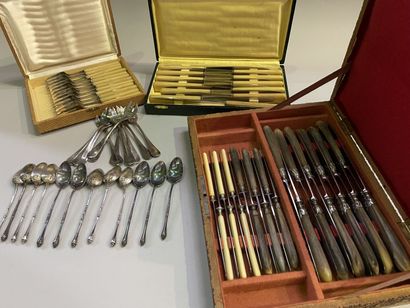 Lot de métal argenté : Partie de ménagère...