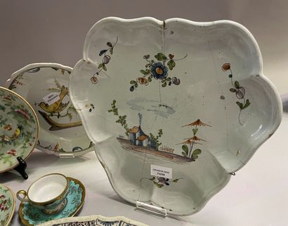 Lot de vaisselles comprenant assiettes et...