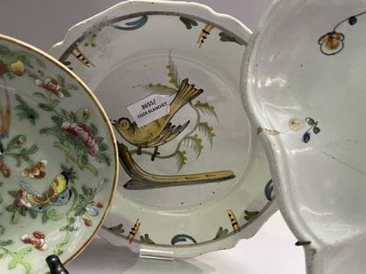 Lot de vaisselles comprenant assiettes et...