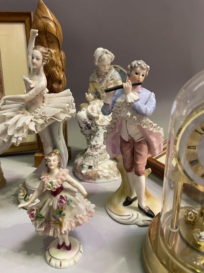 Lot de bibelots, gravures, miroir en bronze,...