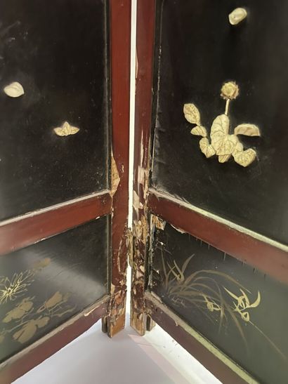 Small screen with four leaves decorated with...