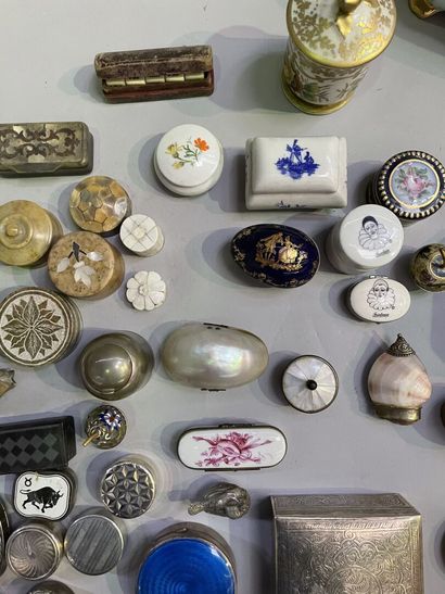 Strong lot of small fly boxes, pill boxes,...