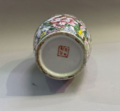 Porcelain vase with a thousand flowers decoration....