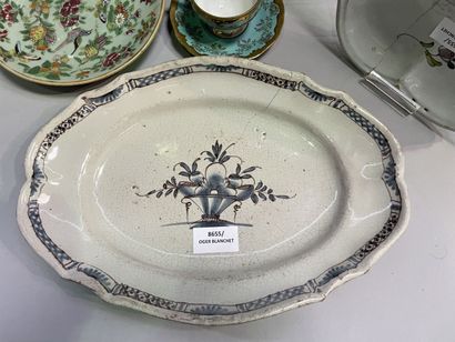 Lot de vaisselles comprenant assiettes et...