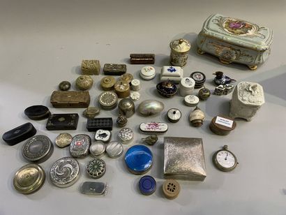 Strong lot of small fly boxes, pill boxes,...