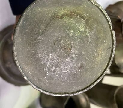 Lot de pièces en étain comprenant : vases,...