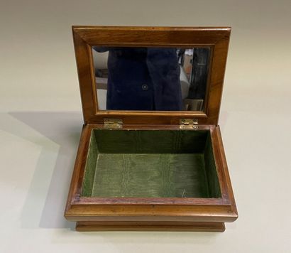 Walnut sewing box in the shape of a cenotaph
XIXth...