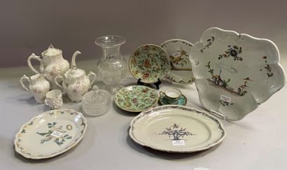 Lot de vaisselles comprenant assiettes et...