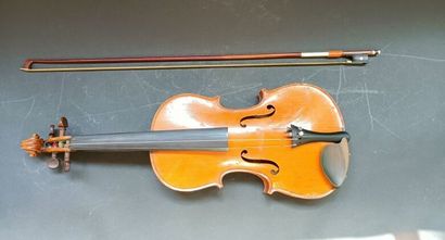Study violin.
L: 56 cm. 

A child's violin...