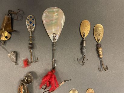 Lot of antique lures in painted wood, metal,...
