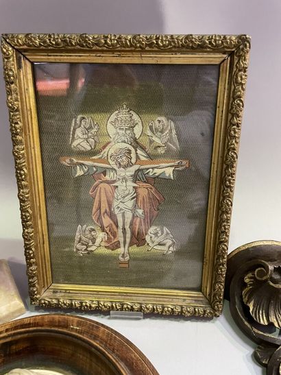 Tête en bois sculpté
Angelot en bronze sur...