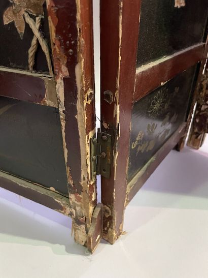 Small screen with four leaves decorated with...