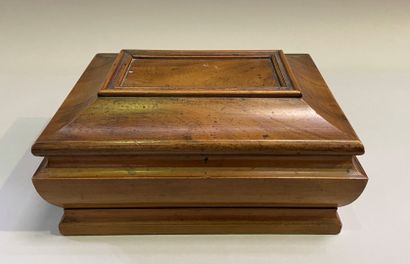 Walnut sewing box in the shape of a cenotaph
XIXth...