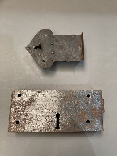 Deux serrures en fer forgé 
Travail étranger.
XVIIIème...