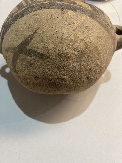 Petite cruche en terre cuite à décor d'un...