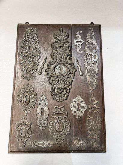 Panneau de présentation en bois orné d'éléments...