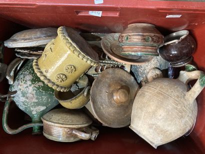 Mannette comprenant pichets, assiettes, coupes,...
