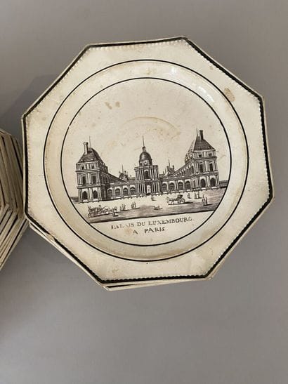 Trente et une assiettes octogonales en faïence...