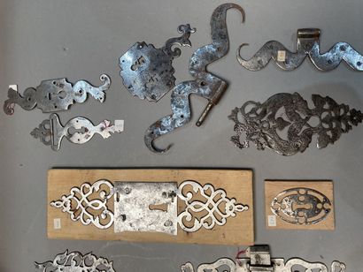Éléments de ferronnerie d'armoire, de serrurerie,...