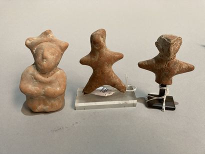 Neuf figurines en terre cuite figurant des...