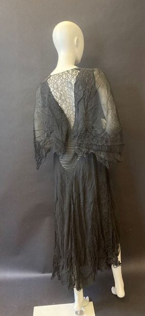 Partie de la garde-robe du soir d'une élégante,...