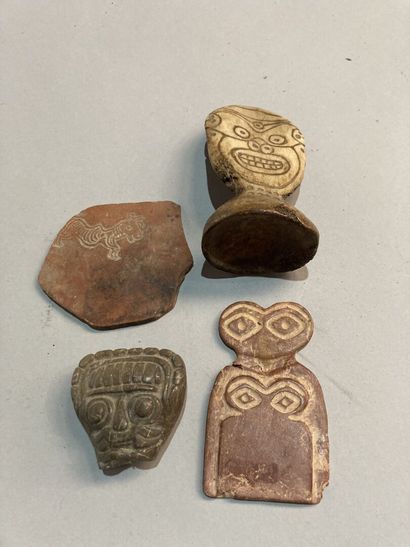 Quatre plaques de votives en terre cuite...