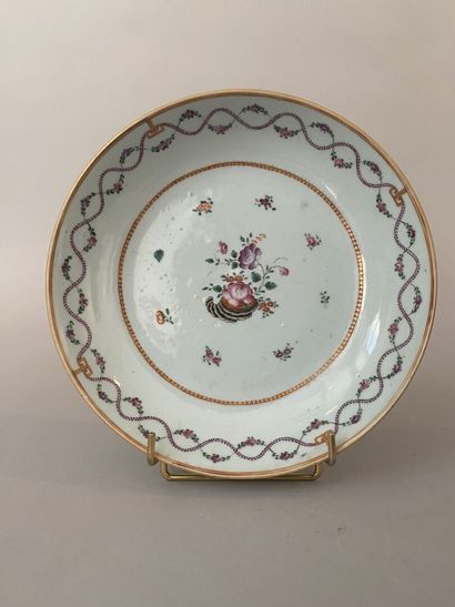 CHINE
Assiette en porcelaine à décor polychrome...