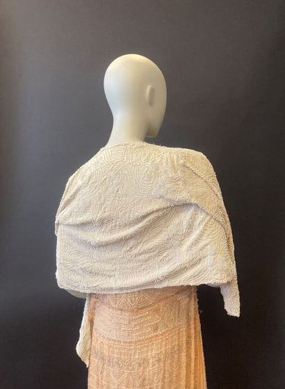 Partie de la garde-robe du soir d'une élégante,...