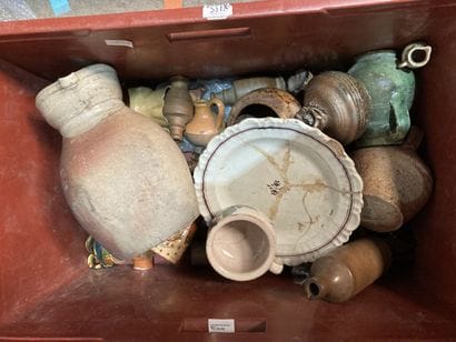 Mannette comprenant pichets, assiettes, coupes,...