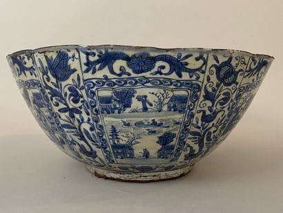 CHINE, 
Grand bol en porcelaine à décor en...