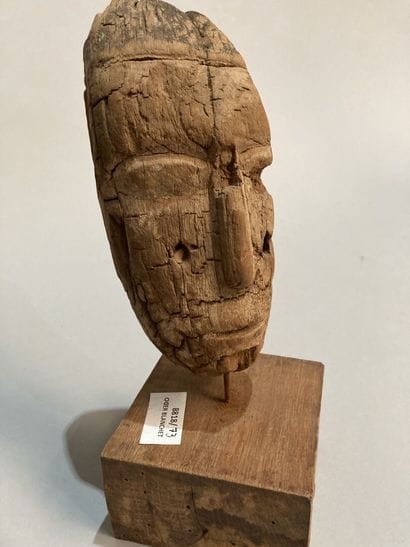 ART PRIMITIF - OCEANIE 
Tête d'homme stylisée...