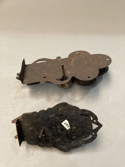 Trois serrures anciennes dont deux serrures...