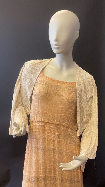 Partie de la garde-robe du soir d'une élégante,...