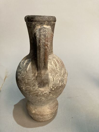 Petite cruche en terre cuite à décor d'un...