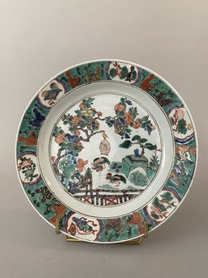 CHINE
Assiette en porcelaine à décor polychrome...