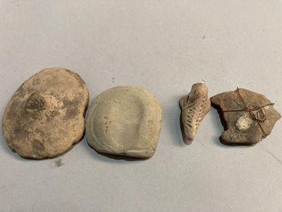 Quatre plaques de votives en terre cuite...