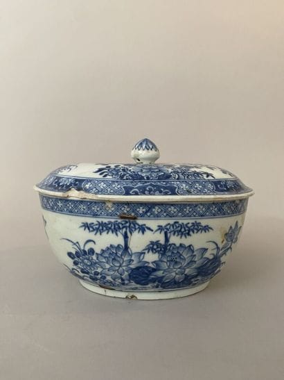 CHINE
Terrine ovale couverte en porcelaine...