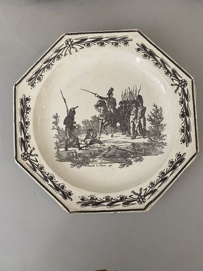 Trente et une assiettes octogonales en faïence...