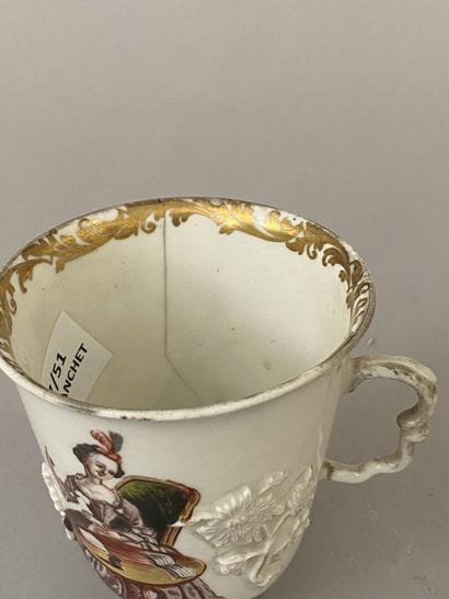 MEISSEN
Tasse en porcelaine à décor en relief...