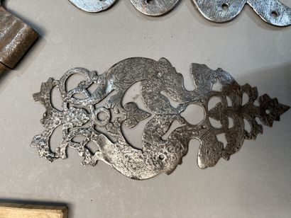 Éléments de ferronnerie d'armoire, de serrurerie,...