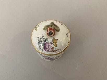 Dans le goût de MEISSEN
Pot à pommade en...