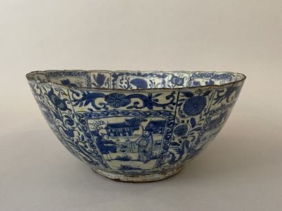 CHINE, 
Grand bol en porcelaine à décor en...