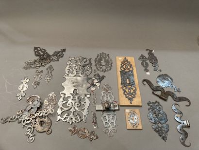 Éléments de ferronnerie d'armoire, de serrurerie,...