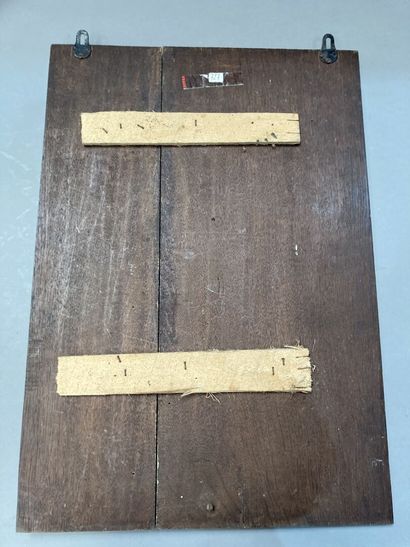 Panneau de présentation en bois orné d'éléments...